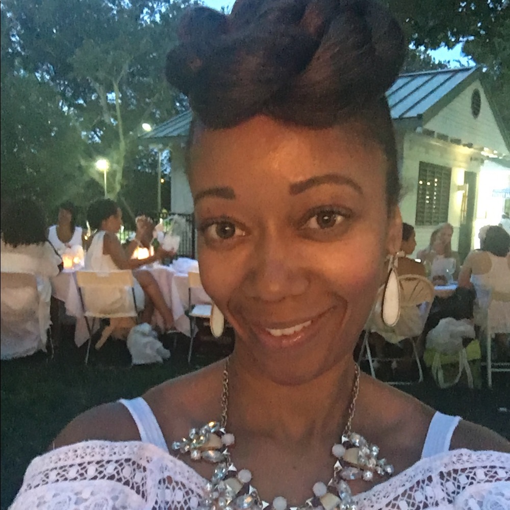 Meet your Posher, Monique
